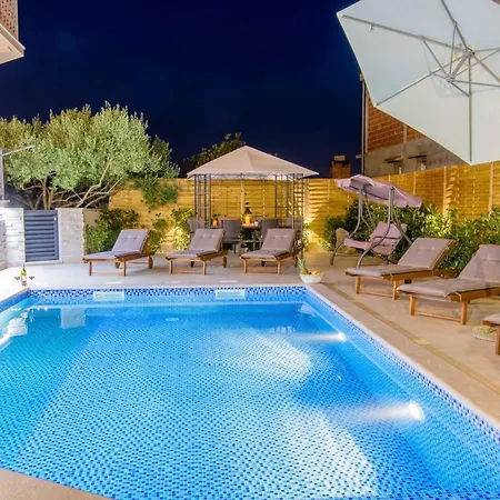 My Dalmatia - Penthouse With Shared Pool Apartman *