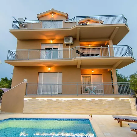 Apartman My Dalmatia - Penthouse With Shared Pool Zára