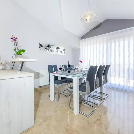 My Dalmatia - Penthouse With Shared Pool Zára