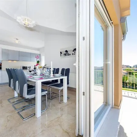 My Dalmatia - Penthouse With Shared Pool * Zára