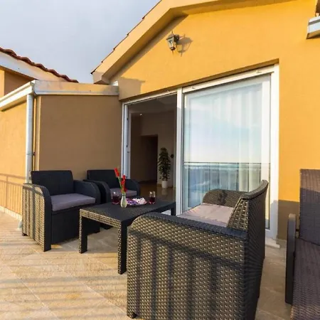 My Dalmatia - Penthouse With Shared Pool Apartmán Zadar